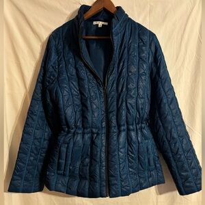 Cabi Women’s quilted clinch lightweight puffer jacket. Mid length with zip.